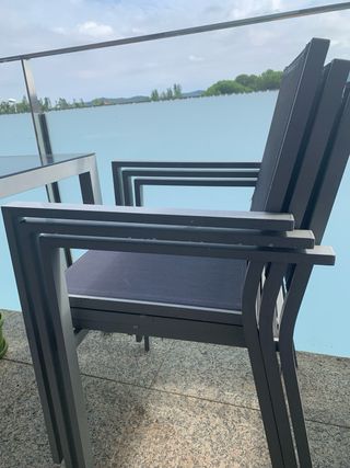 Mesa y 4 sillas de jardín