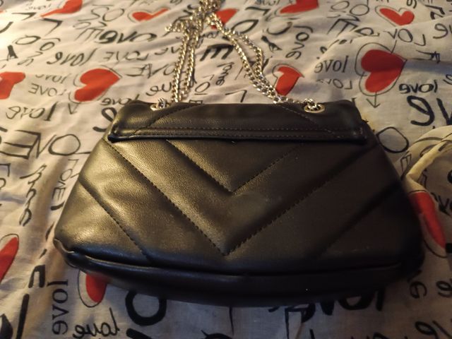 Bolso negro acolchado con cadena