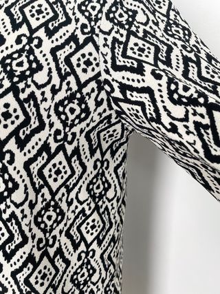 Blusa Elástica Blanca Motivos Negros | S-M-L