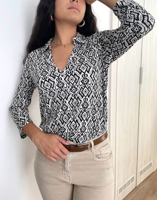 Blusa Elástica Blanca Motivos Negros | S-M-L