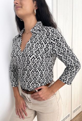 Blusa Elástica Blanca Motivos Negros | S-M-L