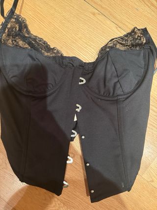 Crop top negro con encaje