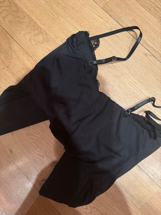 Crop top negro con encaje