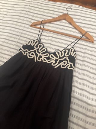 Vestido negro Oysho con bordado