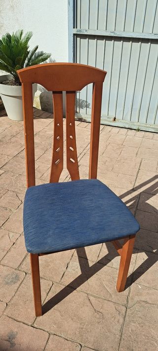 Sillas de madera con asiento azul