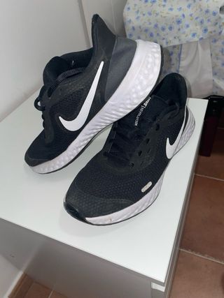 Zapatillas Nike Revolution Niña Negras Blancas