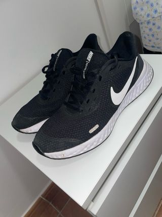 Zapatillas Nike Revolution Niña Negras Blancas