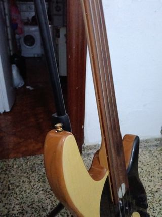 Bajo fretless imitación gingang.Pastillas
 Fender