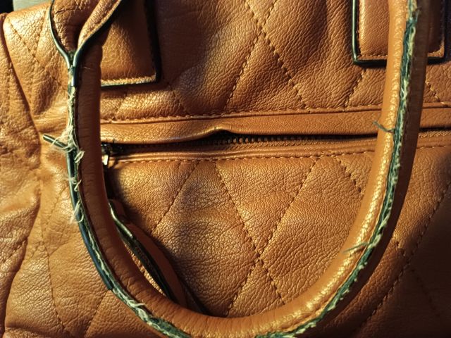 Bolso de efecto piel marrón acolchado