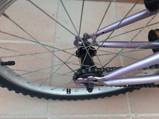 Bicicleta infantil morada 20 pulgadas