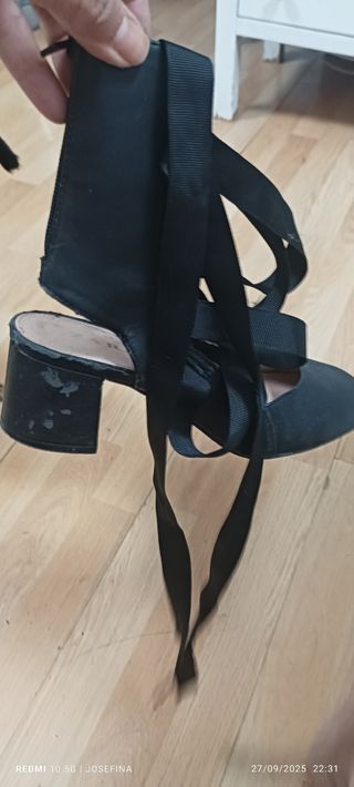 Zapatos de tacón negros con tiras