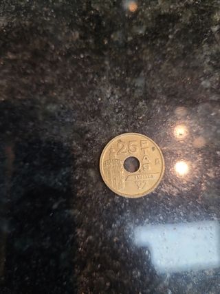Moneda con agujero central