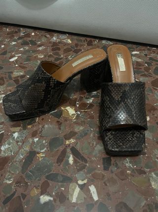Sandalias tacón Primark estampado serpiente