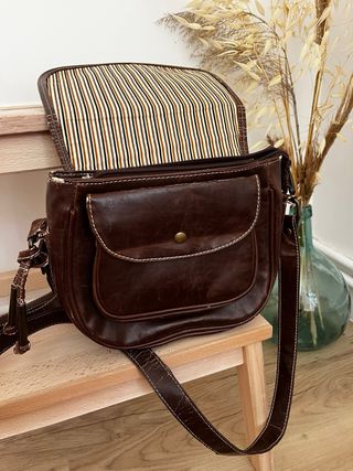 Bolso de hombro marrón