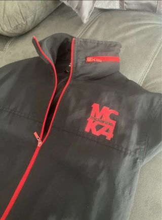 Chaqueta McKenzie Negra con Cremallera Roja