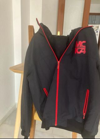 Chaqueta McKenzie Negra con Cremallera Roja