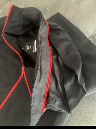 Chaqueta McKenzie Negra con Cremallera Roja