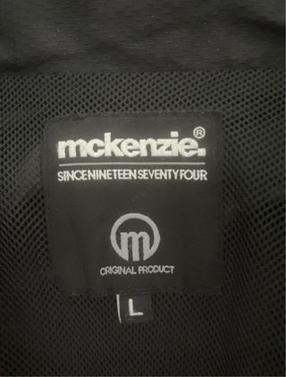 Chaqueta McKenzie Negra con Cremallera Roja