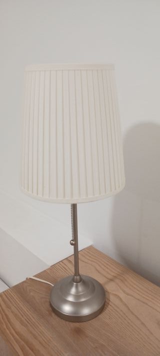 Lámpara de mesa beige y plateada