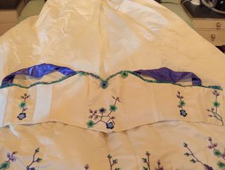 Vestido de Novia Blanco con Detalles Morados