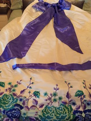 Vestido de Novia Blanco con Detalles Morados