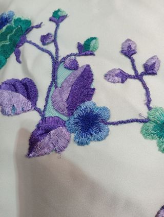 Vestido de Novia Blanco con Detalles Morados