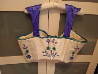 Vestido de Novia Blanco con Detalles Morados