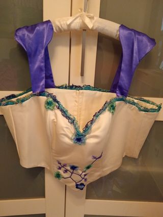 Vestido de Novia Blanco con Detalles Morados