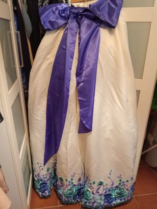 Vestido de Novia Blanco con Detalles Morados