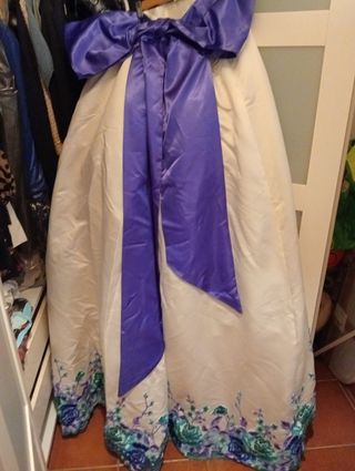 Vestido de Novia Blanco con Detalles Morados