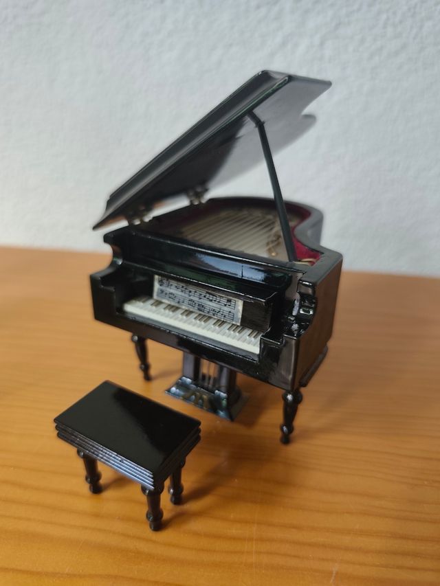 Piano de cola miniatura negro