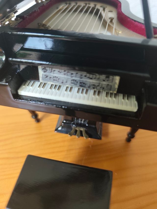 Piano de cola miniatura negro