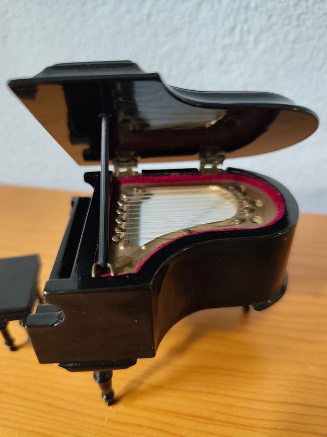 Piano de cola miniatura negro