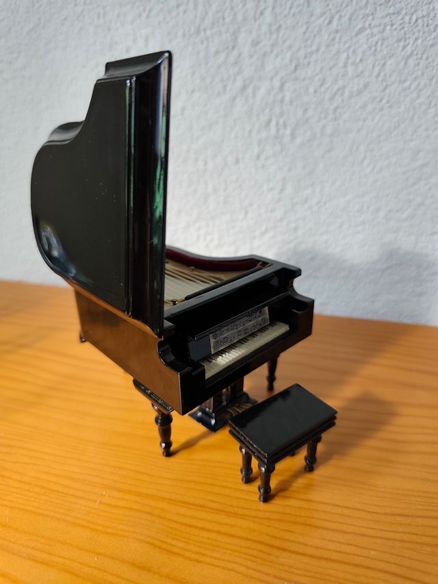 Piano de cola miniatura negro