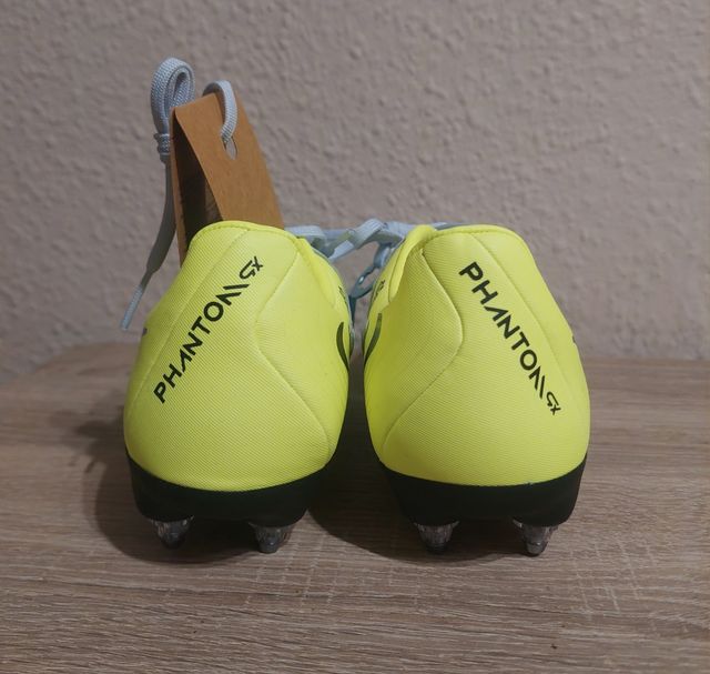 Botas de futebol Nike Phantom tamanho 37,5