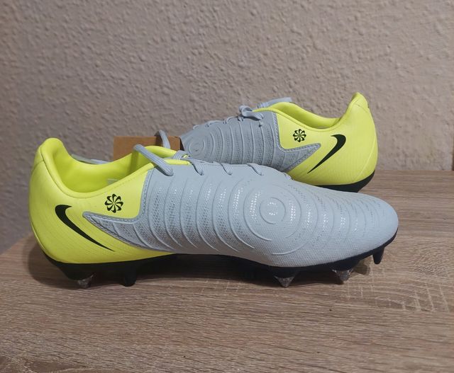 Botas de futebol Nike Phantom tamanho 37,5