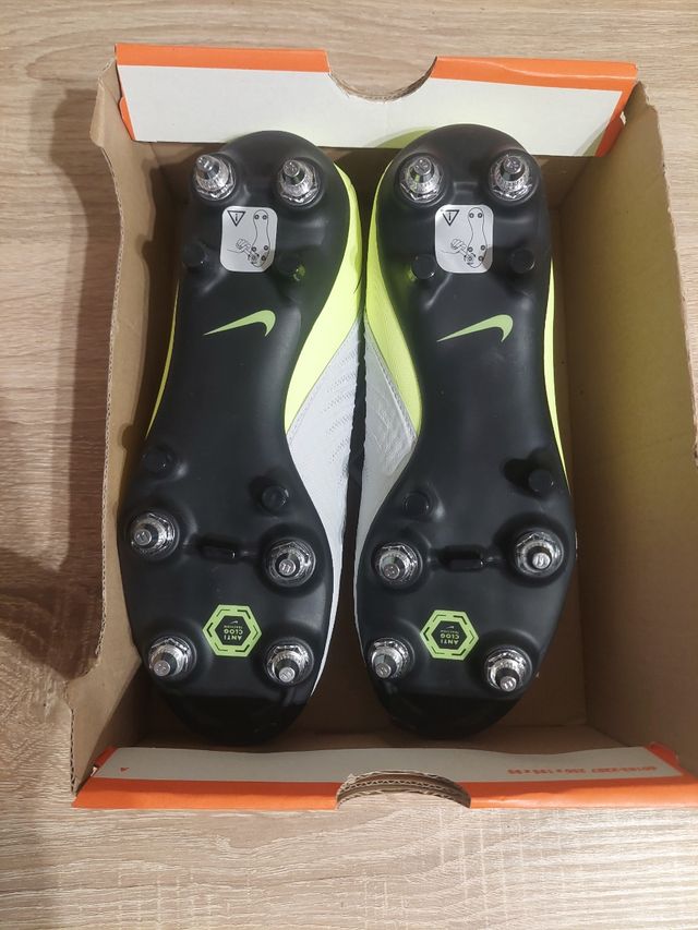 Botas de futebol Nike Phantom tamanho 37,5