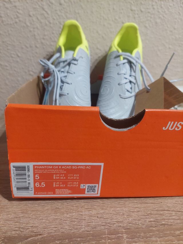 Botas de futebol Nike Phantom tamanho 37,5