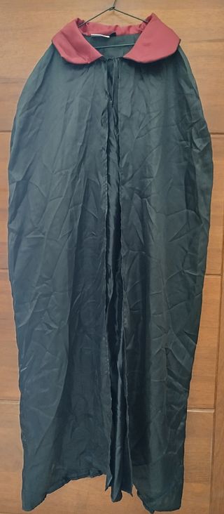 Disfraz adulto compuesto por un vestido y una capa