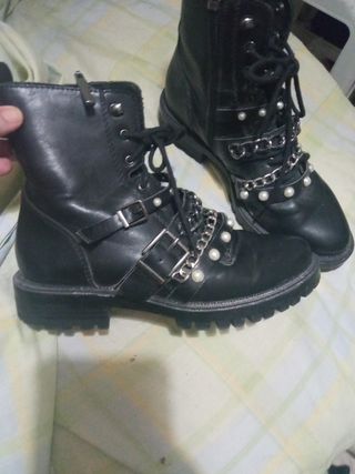 Botas negras con cadenas y perlas