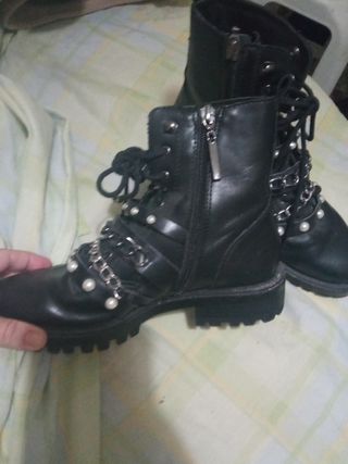 Botas negras con cadenas y perlas