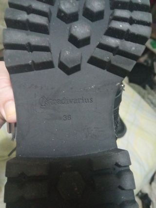Botas negras con cadenas y perlas
