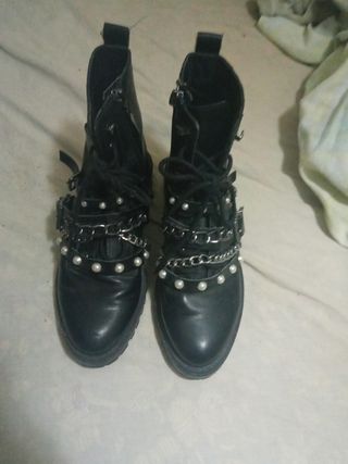 Botas negras con cadenas y perlas