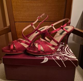 Zapatos de tacón rojos brillantes