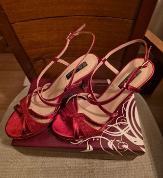 Zapatos de tacón rojos brillantes