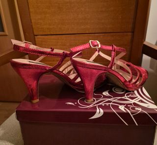 Zapatos de tacón rojos brillantes
