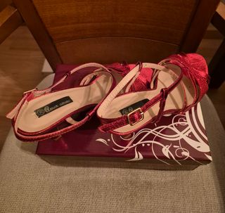 Zapatos de tacón rojos brillantes