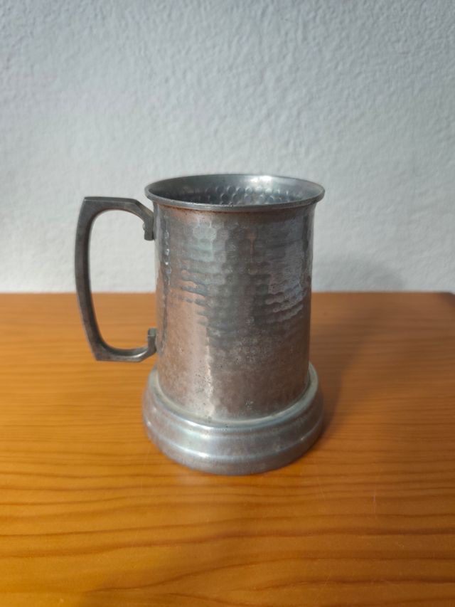 Jarra antigua metálica con base de vidrio