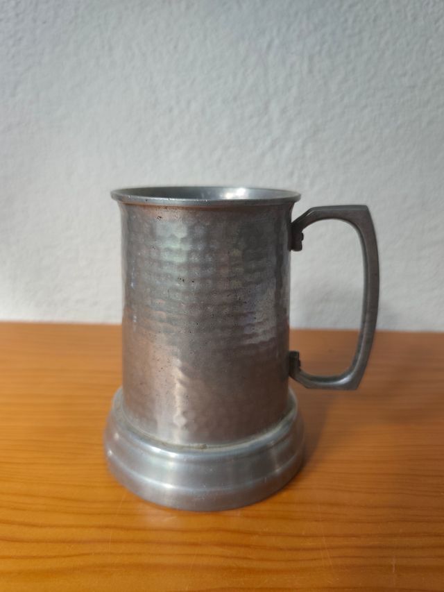 Jarra antigua metálica con base de vidrio