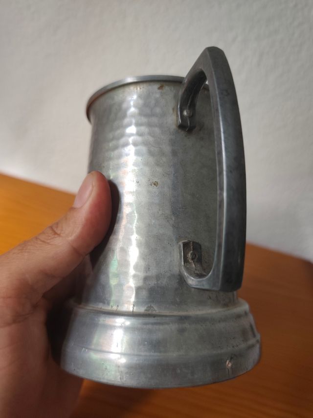 Jarra antigua metálica con base de vidrio